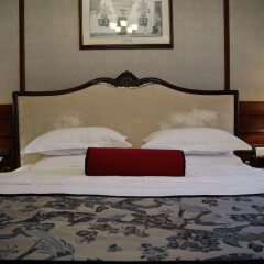 Shanghai Donghu Hotel сейф в номере