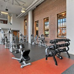 Отель Nice 1BR w/ Pool + Gym South Capitol фитнесс-зал фото 2