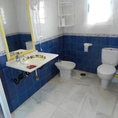Отель Hostal El Alferez Испания, Вехер-де-ла-Фронтера - отзывы, цены и фото номеров - забронировать отель Hostal El Alferez онлайн ванная фото 2