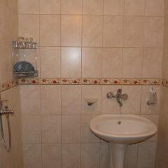 Отель Staroto Shkolo Guest House Боженци ванная