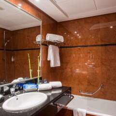 Отель TRYP Madrid Alameda Aeropuerto Hotel Испания, Мадрид - 2 отзыва об отеле, цены и фото номеров - забронировать отель TRYP Madrid Alameda Aeropuerto Hotel онлайн ванная фото 2