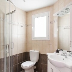 Отель UPSTREET Delightful 1BD Apt in Plaka Афины ванная