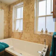 Отель Lovely 2 Bed Flat in Warren Street ванная