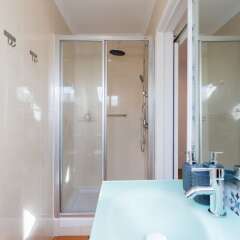 Отель Rato Cozy 3BR w/balcony - by LU Holidays Португалия, Лиссабон - отзывы, цены и фото номеров - забронировать отель Rato Cozy 3BR w/balcony - by LU Holidays онлайн ванная фото 2