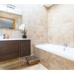 Отель Rare and Gorgeous Hyde Park Mews House Sleeps 8 ванная фото 2