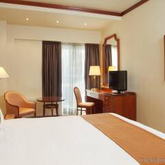 Отель Holiday Inn Thessaloniki Салоники комната для гостей фото 3
