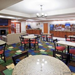 Отель Holiday Inn Express and Suites Lafayette East гостиничный бар