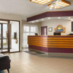 Отель Days Inn by Wyndham Trois-Rivieres интерьер отеля