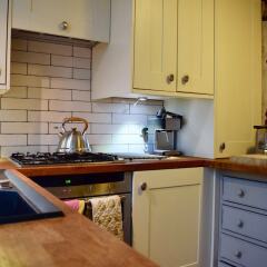 Отель 1 Bedroom Historic Cottage in Kentish Town в номере