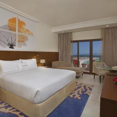 Отель DoubleTree by Hilton Resort & Spa Marjan Island 5* Стандартный номер с двуспальной кроватью фото 2