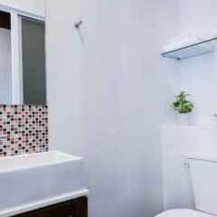 Neighbor Phuthon Boutique Hostel Бангкок ванная