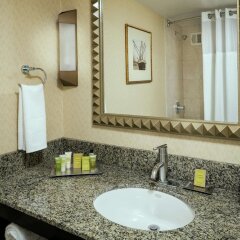 Hilton Stockton in Stockton, United States of America from 202$, photos, reviews - zenhotels.com bathroom photo 3