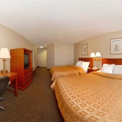 Clarion Hotel & Suites Conference Center Колумбус комната для гостей