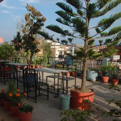 Отель Kathmandu Madhuban Guest House Непал, Катманду - 1 отзыв об отеле, цены и фото номеров - забронировать отель Kathmandu Madhuban Guest House онлайн гостиничный бар