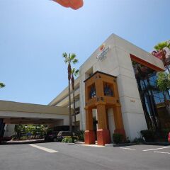 Отель Quality Inn & Suites Los Angeles Airport - LAX парковка