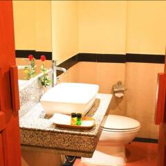 Отель Honey Resort, Kata Beach Таиланд, Пхукет - 1 отзыв об отеле, цены и фото номеров - забронировать отель Honey Resort, Kata Beach онлайн ванная