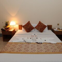 The Golden Lake Hotel сейф в номере