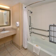 Отель Holiday Inn Raleigh Durham Airport ванная