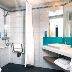 Отель Holiday Inn Express London Luton Airport ванная фото 2