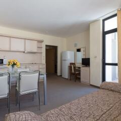 Апартаменты One Bedroom Apartment with Balcony в номере фото 2