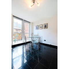 Отель Spacious & Chic Central London Flat for 4 бассейн