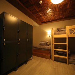 Stitches House - Hostel сейф в номере