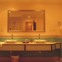 Отель The LaLiT Golf & Spa Resort Goa Индия, Южный Гоа - 8 отзывов об отеле, цены и фото номеров - забронировать отель The LaLiT Golf & Spa Resort Goa онлайн ванная фото 2