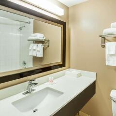 Отель Super 8 by Wyndham Calgary/Airport Канада, Калгари - отзывы, цены и фото номеров - забронировать отель Super 8 by Wyndham Calgary/Airport онлайн ванная