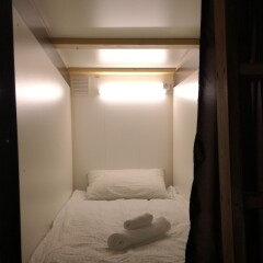 Cub-a Capsule hostel сейф в номере