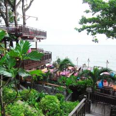 Отель Birds & Bees Resort пляж