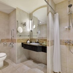 Отель Courtyard by Marriott Dubai Green Community ванная