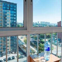 Гостиница Comfort Apartment on Stroitelny per 8 в Иркутске отзывы, цены и фото номеров - забронировать гостиницу Comfort Apartment on Stroitelny per 8 онлайн Иркутск балкон