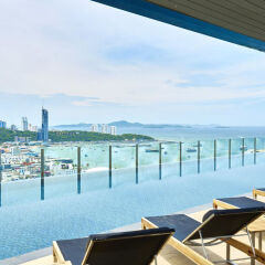 Отель The Base Central Pattaya Sea View балкон