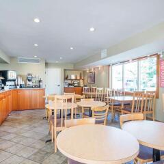 Отель Comfort Inn & Suites North Vancouver Канада, Аптаун - отзывы, цены и фото номеров - забронировать отель Comfort Inn & Suites North Vancouver онлайн питание