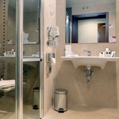 Отель Crowne Plaza Madrid Airport ванная фото 2