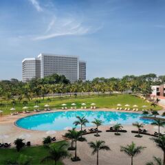Movenpick Ambassador Hotel Accra бассейн