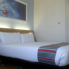Отель Travelodge Barcelona Poblenou Стандартный номер с различными типами кроватей фото 7