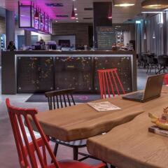 Отель Moxy London Excel гостиничный бар фото 4