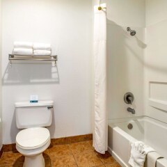 Отель Quality Inn ванная