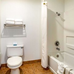 Quality Inn in Tulare, United States of America from 105$, photos, reviews - zenhotels.com bathroom