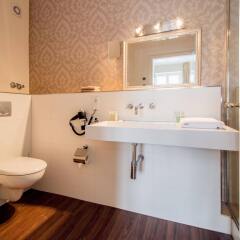 Отель Apartmenthaus Hohe Straße UG Германия, Дюссельдорф - 1 отзыв об отеле, цены и фото номеров - забронировать отель Apartmenthaus Hohe Straße UG онлайн ванная фото 4