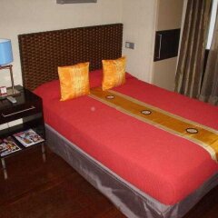 Отель Madrid House сейф в номере