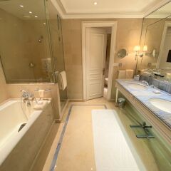 Отель Four Seasons George V Париж ванная фото 2