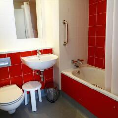 Отель Travelodge Barcelona Poblenou ванная фото 2