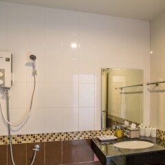 Отель Krabi Phetpailin Hotel Таиланд, Краби - отзывы, цены и фото номеров - забронировать отель Krabi Phetpailin Hotel онлайн ванная