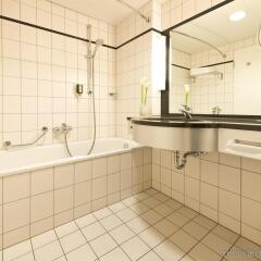 Отель Leonardo Royal Hotel Düsseldorf Königsallee Германия, Дюссельдорф - 3 отзыва об отеле, цены и фото номеров - забронировать отель Leonardo Royal Hotel Düsseldorf Königsallee онлайн ванная фото 2