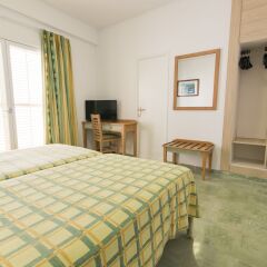Отель azuLine Hotel S'Anfora & Fleming Испания, Сан-Антони-де-Портмань - отзывы, цены и фото номеров - забронировать отель azuLine Hotel S'Anfora & Fleming онлайн сейф в номере
