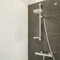 Отель Motel One Berlin-Alexanderplatz Германия, Берлин - 1 отзыв об отеле, цены и фото номеров - забронировать отель Motel One Berlin-Alexanderplatz онлайн ванная