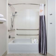 Отель La Quinta Inn & Suites Dallas North Central ванная фото 2