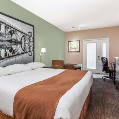 Отель Super 8 by Wyndham Saskatoon Near Saskatoon Airport комната для гостей фото 3